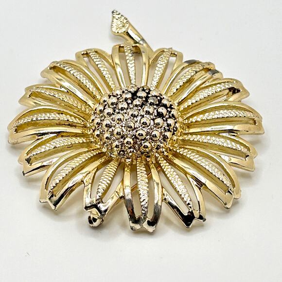 Vintage Sarah Coventry Brooch Pin Daisy Mae Gold Tone 1960s Signed Boho Hippie - Picture 5 of 5
